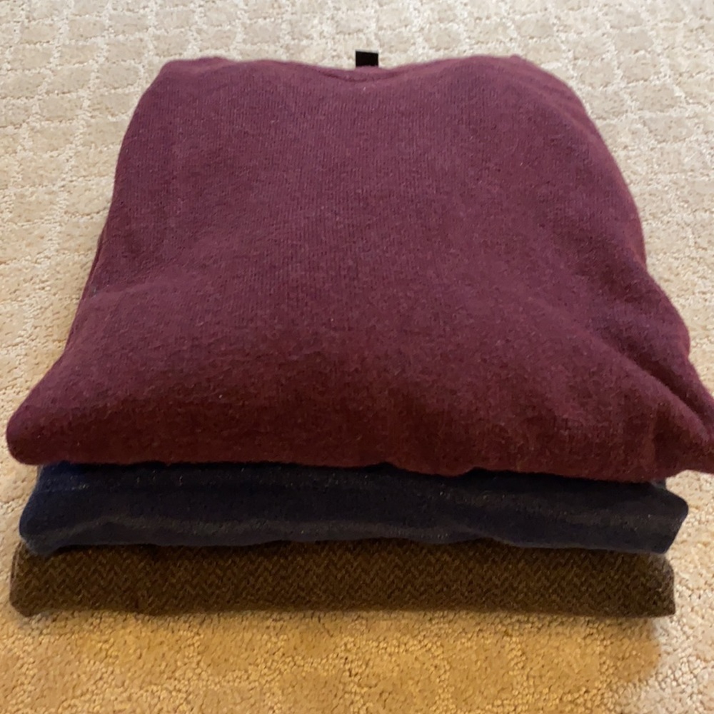 Lot of 3 EUC men’s v-neck sweaters Large